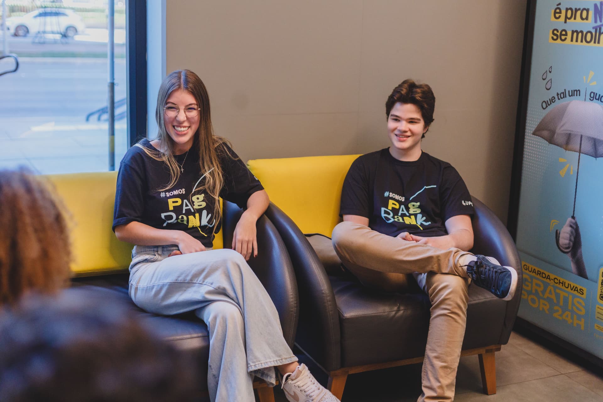 Trio de PagTalents em frente à sede do PagBank